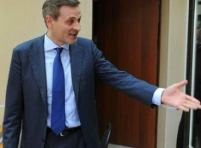 Спасаясь от тюрьмы за взяточничество, Костя(н) Цыбко наводит тень на плетень